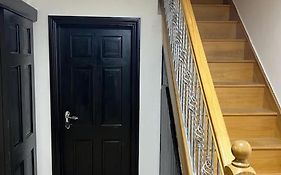Cheerful 3 Bed House With Free Parking.